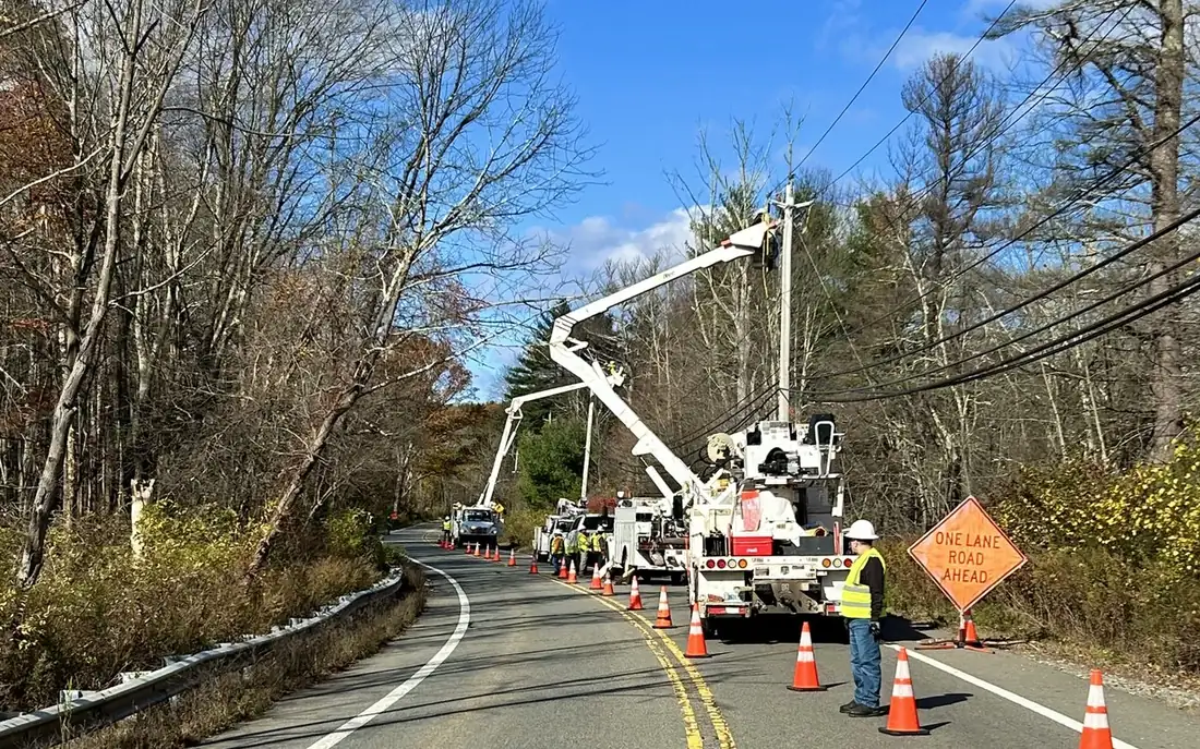 Distribution line work with traffic control